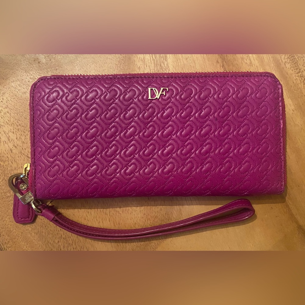 Diane Von Furstenberg Leather Chainlink quilted Wallet/ Wrislet